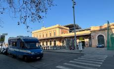 Lite in stazione nel pomeriggio di Pasqua: spunta un coltello, ferito un uomo 