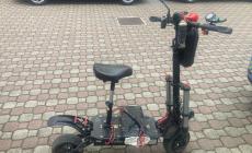 Il monopattino era truccatissimo: sellino, due batterie supplementari e due motori. Fermato dopo un inseguimento, multa da 6mila euro per un 26enne 