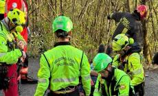 Precipita con l'auto in una scarpata a Piana di Carniglia: l'elisoccorso lo trasporta in ospedale a Como