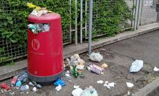 I rifiuti si accumulano in via San Bruno: le foto di un lettore 