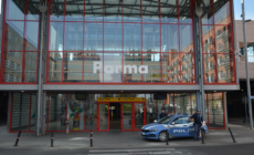 Notte di paura vicino alla stazione, due turisti svedesi aggrediti: tentata rapina sventata, due arresti