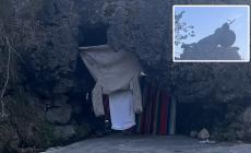 Panni e valigie sotto al monumento a Bottego. L'amarezza dei residenti: "Degrado imbarazzante"