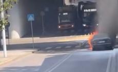 Attimi di paura nel sottopassaggio della stazione: auto in fiamme, vigili del fuoco al lavoro  - Le foto