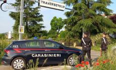 Mentre carica la spesa le rubano la borsetta dall&rsquo;auto, ma lei ha l'occhio attento e li riconosce: denunciati due ventenni