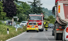 Paura a Ramiola: auto finisce in un fosso in via Solferino, mamma e due bambini portati al pronto soccorso