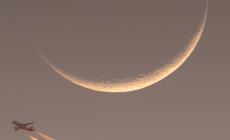 Tramonto magico: l'aereo sfiora la falce di luna - La foto di un lettore