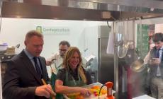 Cibus: il ministro Lollobrigida cucina  nello stand di Confagricoltura con la food  influencer Fiorella Breglia 