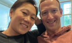 Zuckerberg aspetta il terzo figlio, posta foto con la moglie