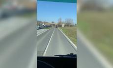 Escavatore danneggia il cavalcavia (Il video): coda sulla strada, muore motociclista