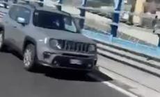 Suv sulla tangenziale di Napoli in retromarcia - Video