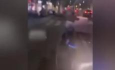 15enne in giro per Catania sul monopattino seduto su un divano - Video