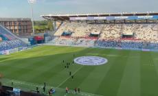 I giocatori del Parma al Mapei Stadium. Il primo dribbling &egrave; stato quello del bus  che ha evitato i tifosi reggiani