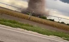 Spaventosa e bizzarra tromba d'aria sui cieli del Kansas - Video
