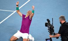 Infinito Nadal,  rimonta sotto di due set e vince al quinto l'Open d'Australia. Record di Slam: 21!