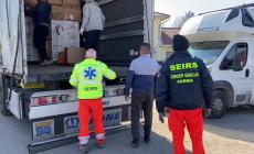 L'arrivo alla frontiera ungherese, a Zahony,  del convoglio umanitario: gli aiuti vengono scaricati - Video