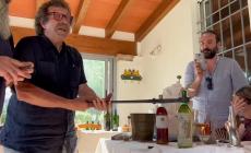 Risate, gusto e un tocco di eleganza a Fontanelle: Mario Pojer apre una bottiglia con... una piuma - Il video