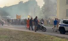 Un corteo di tifosi accompagna il Parma alla sfida con il Cittadella. Con tanti cori contro la Reggiana