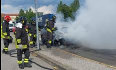 Auto in fiamme in strada dopo il casello autostradale. Arrivano i vigili del fuoco