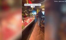 Salt Bae, ancora polemiche: 600 dollari per tagliare la carne al tavolo, si presenta con cuffie e al telefono  - Video