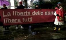 Salsomaggiore,  manifestazione "rumorosa" in piazza Berzieri contro la violenza di genere dopo l'omicidio di Meena