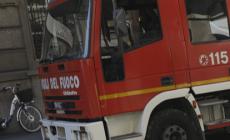 Cestino dei rifiuti a fuoco in strada Repubblica