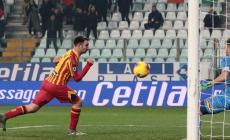 Che giornata! Il Lecce batte il Pisa e mette un piede in A. Il Crotone stende la Cremonese, ma retrocede. Il Frosinone ferma il Monza - La classifica