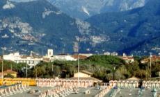 Il Financial Times: "A Forte dei Marmi met&agrave; in vacanza, met&agrave; in esilio"