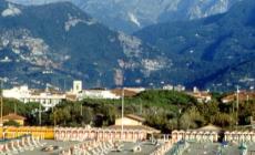 Il sindaco di Forte dei Marmi scrive a Draghi: "Difendiamo gli stabilimenti balneari"