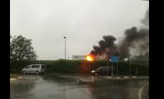 Furgoncino in fiamme sulla Cisa