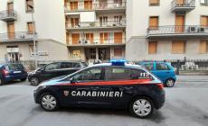 Sequestrata in casa  da un "amico" che la ospita ma poi pretende un rapporto sessuale: lei fugge sui tetti del centro, lui la insegue,  precipita e si ferisce