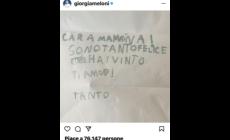 Meloni  nel primo giorno da vincitrice posta il  biglietto della figlia : "Sono tanto felice che hai vinto". In mezzo alla gente della "sua" Garbatella: "Se l'è meritato"