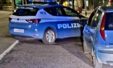 Dopo aver derubato un automobilista viene fermato: minuti di violenza e tensione con i poliziotti. Arrestato un 47enne