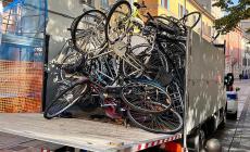 La città "liberata" dai mezzi abbandonati: quasi 60 rimozioni nell'ultimo mese: 18 carcasse di auto e 39 biciclette 