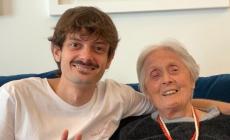 Il commovente addio di Rovazzi alla nonna: "Un cuore grande come un palazzo"