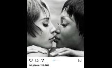 Naomi Campbell posta un bacio sfiorato con Christy Turlington e...  Instagram impazzisce