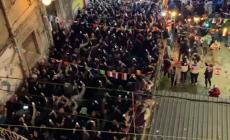 Napoli, dopo la vittoria dell'Argentina i tifosi inneggiano a Maradona