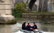 Cade nel Tevere mentre cerca di farsi un  selfie e fa un volo di 10 metri: grave una donna di 48 anni
