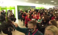 Cop26, la protesta dentro e fuori il centro congressi di Glasgow