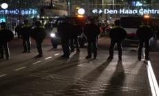 Covid, la polizia olandese usa gli idranti contro i manifestanti