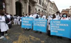 Medici e infermieri in piazza a Roma: "Salvare medicina d' urgenza"