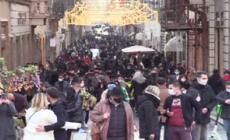 Mascherine e numero chiuso, citta' affrontano folla feste