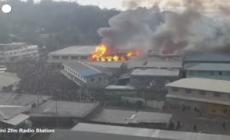 Isole Salomone, rivolta nella capitale: i manifestanti danno fuoco ad alcuni edifici