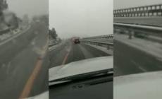 Maltempo: neve in Sardegna, le strade di Nuoro ricoperte da una soffice coltre bianca