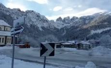 Nevicata sulle Dolomiti bellunesi, gatti delle nevi in azione a Falcade