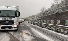 Neve in Sardegna, disagi sulle strade statali: traffico bloccato per due ore