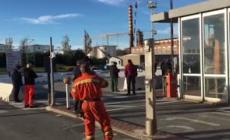 Livorno, le fiamme alla raffineria Eni spente dai vigili del fuoco