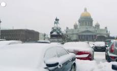 San Pietroburgo in bianco dopo una glaciale bufera di neve