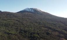 Napoli, il  Vesuvio innevato visto dal drone