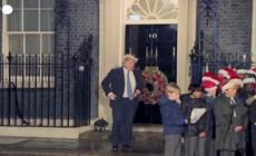 Boris Johnson accende l'albero di Natale davanti a Downing Street