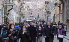 Covid, a Roma scatta l'obbligo di mascherine all'aperto: i controlli nelle vie del centro